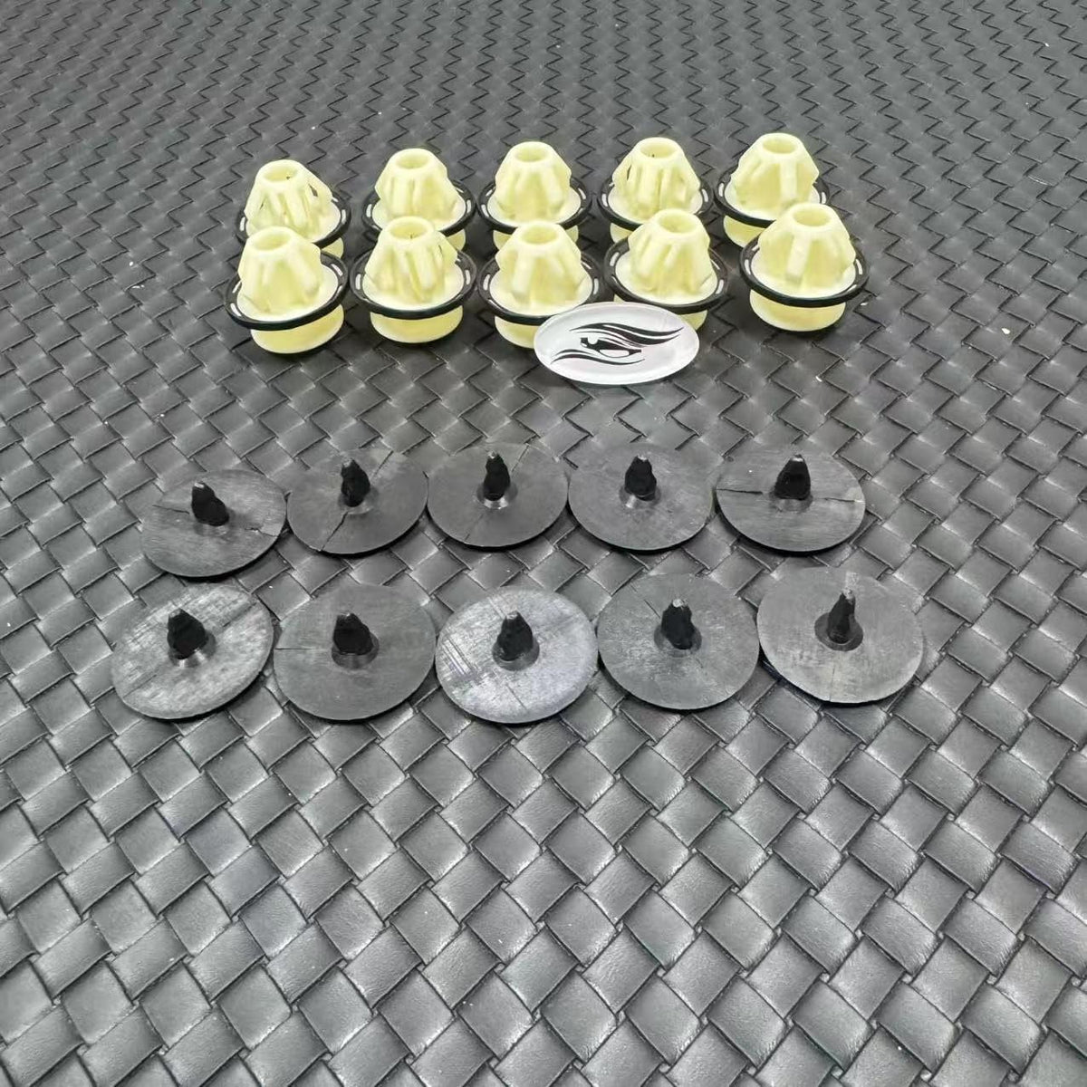 ya 4 8.8.2 98150459700 Door Sill Panel Clip for Porsche 911 718 Cay for MAN