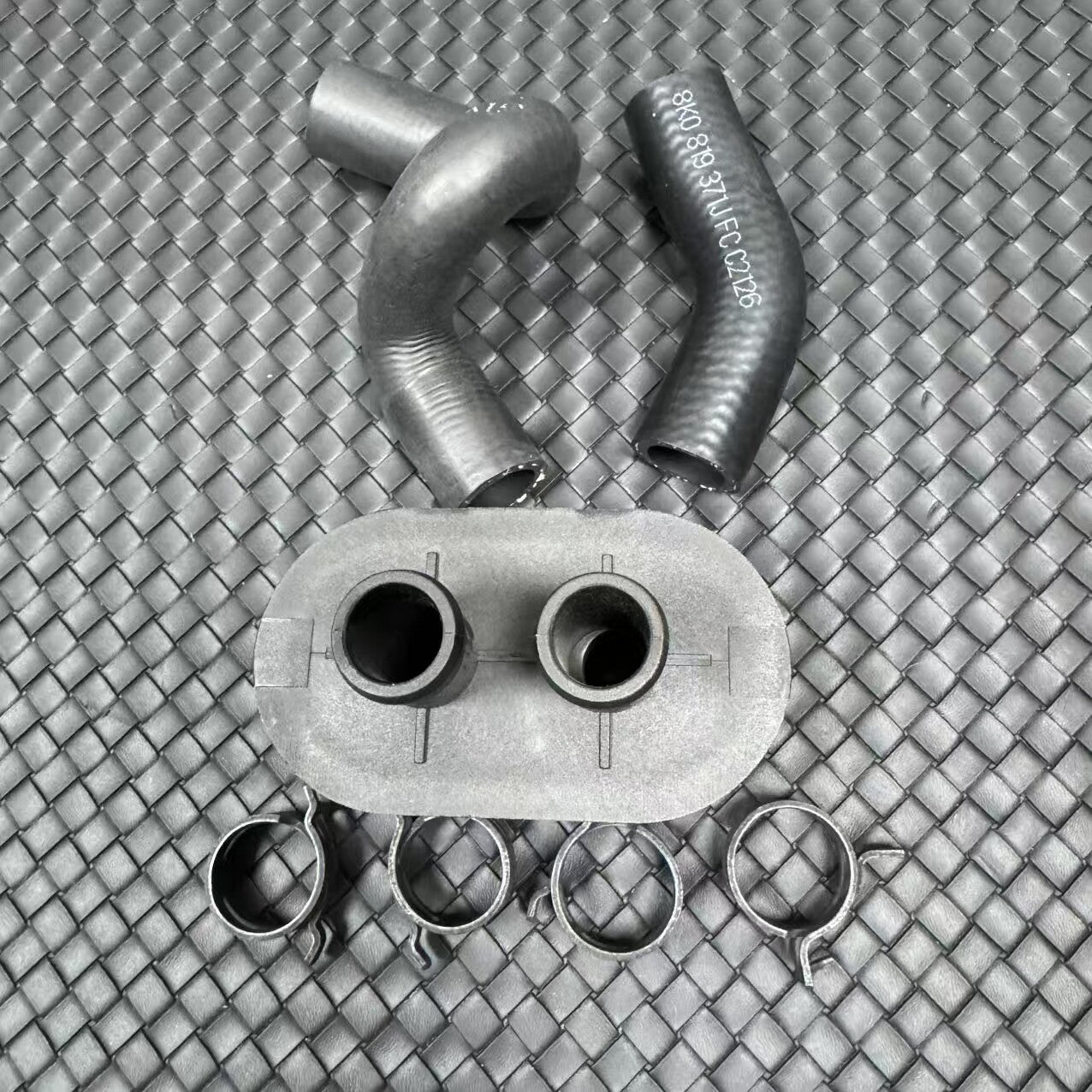 ya 27 7.20 8R0122291 Heating Hose Adapter for Porsche