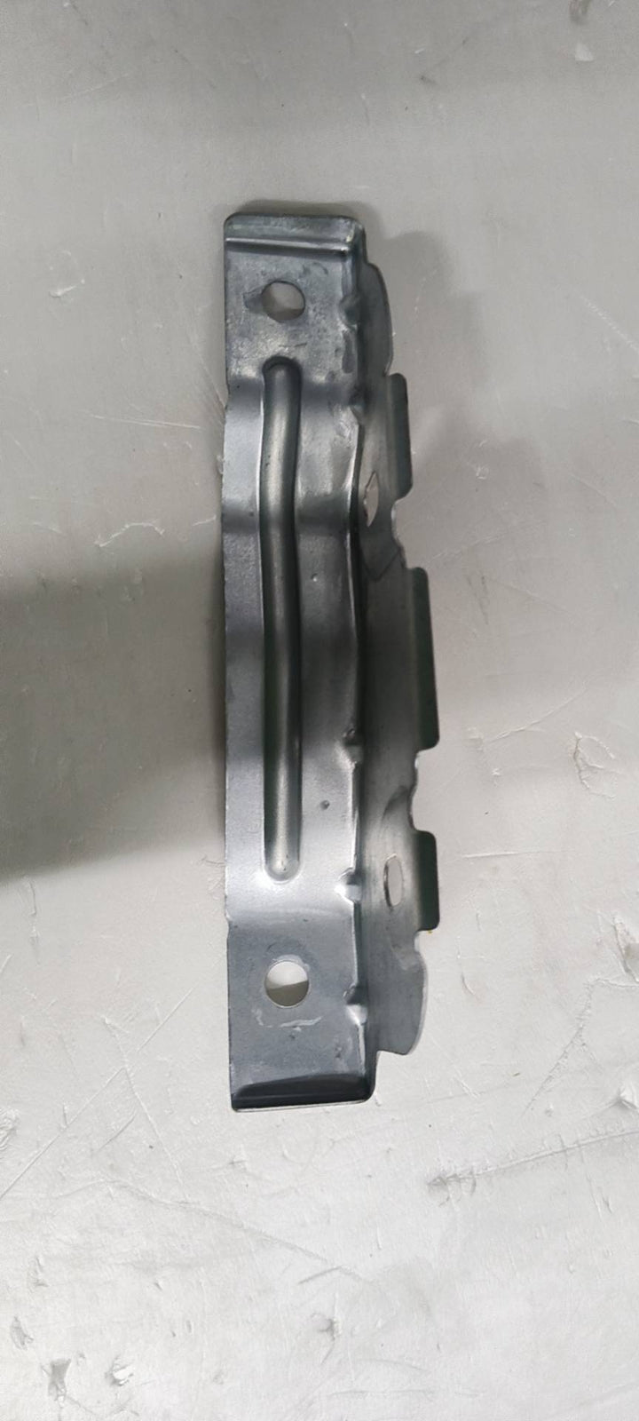 ya 7 6.10.3 Right Fender Mount Bracket 26670829
