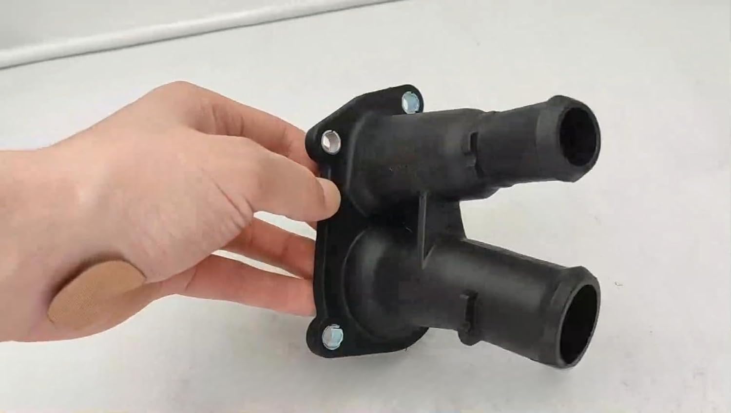 ya 2 8.15 1112977 Engine Coolant Thermostat Housing for Ford Focus 1007750 1072177 1493599