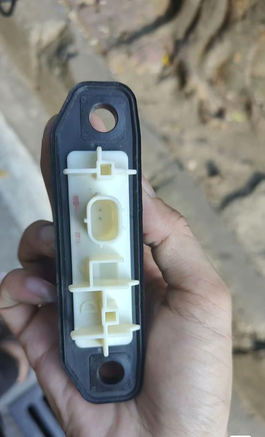 ya 4 8.8 for Toyota OE 84840-47030 Tailgate Release Switch for Yaris, Prius, RAV4