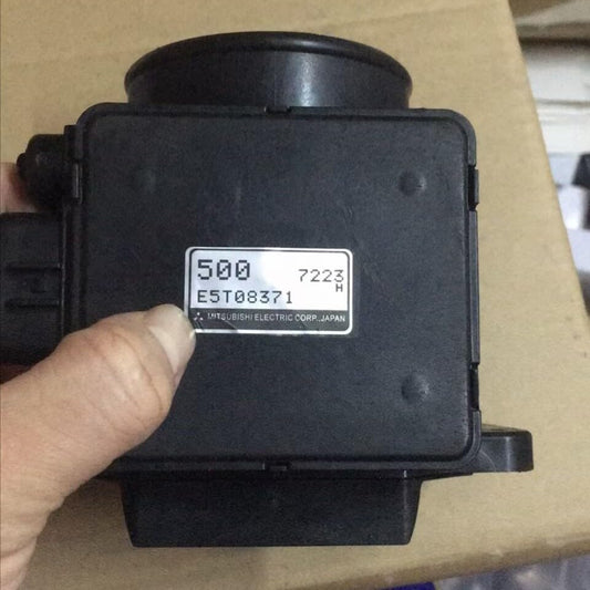 ya 5 8.10 Mass air Flow Sensor Meter Suitable for Mitsubishi Carisma 1.6 500 MD336500 E5T08371