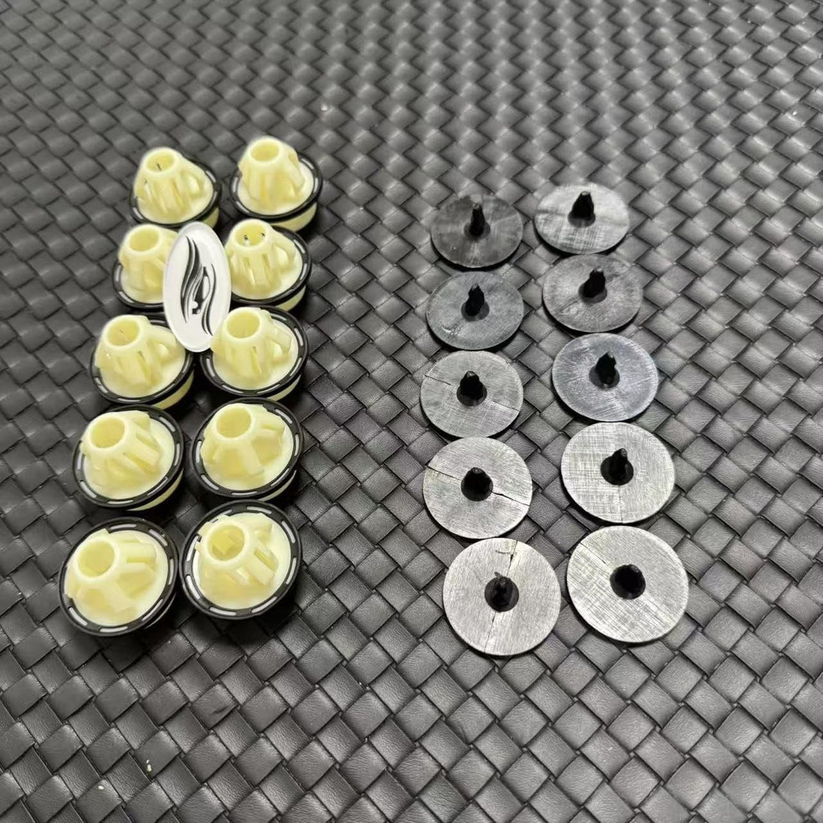 ya 4 8.8.2 98150459700 Door Sill Panel Clip for Porsche 911 718 Cay for MAN