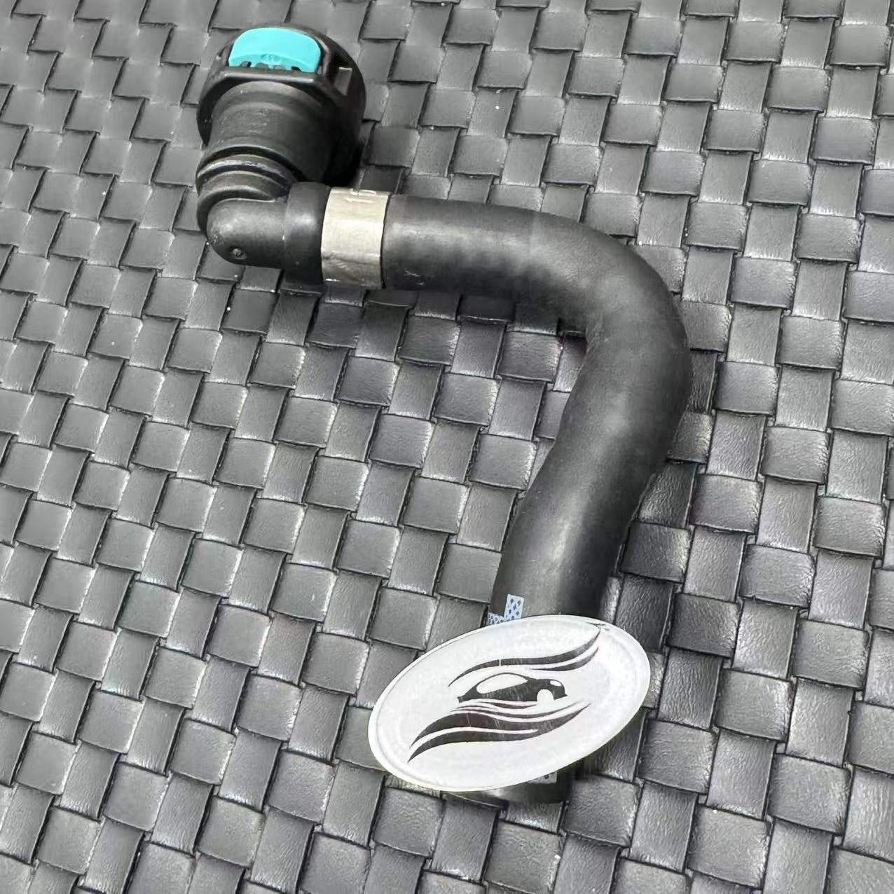 ya 27 7.20 95B122447D Engine Coolant Hose for Porsche Macan 2015-2018