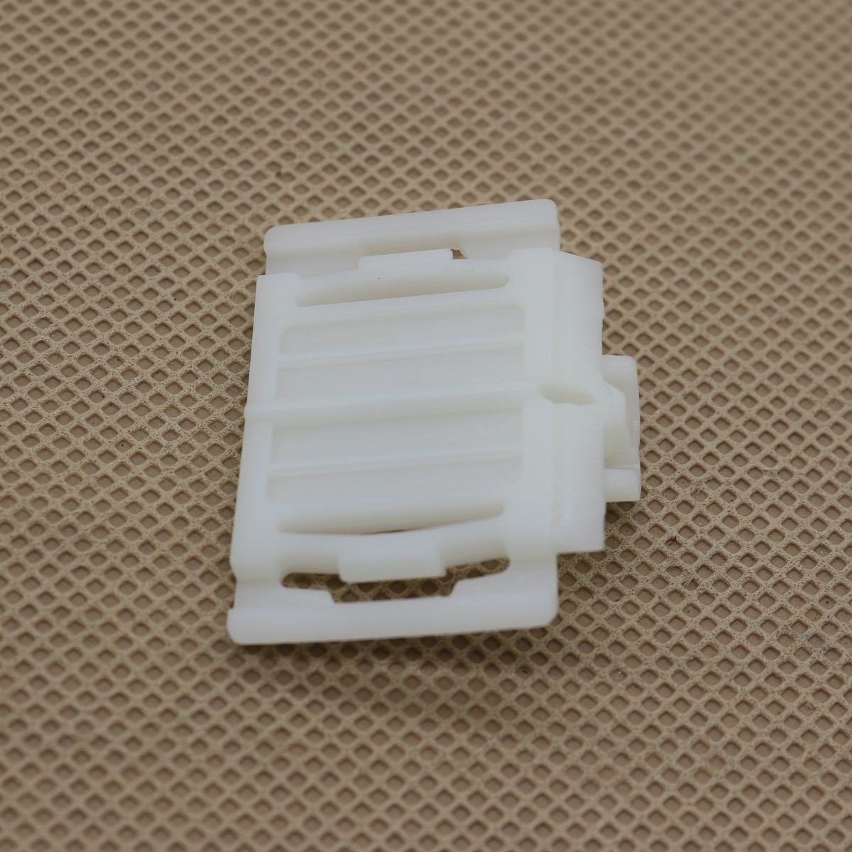 ya 1 8.5.3 20 pieces for Audi 100, A6, S4, S6 rear door molding clips 4A0-853-825-C