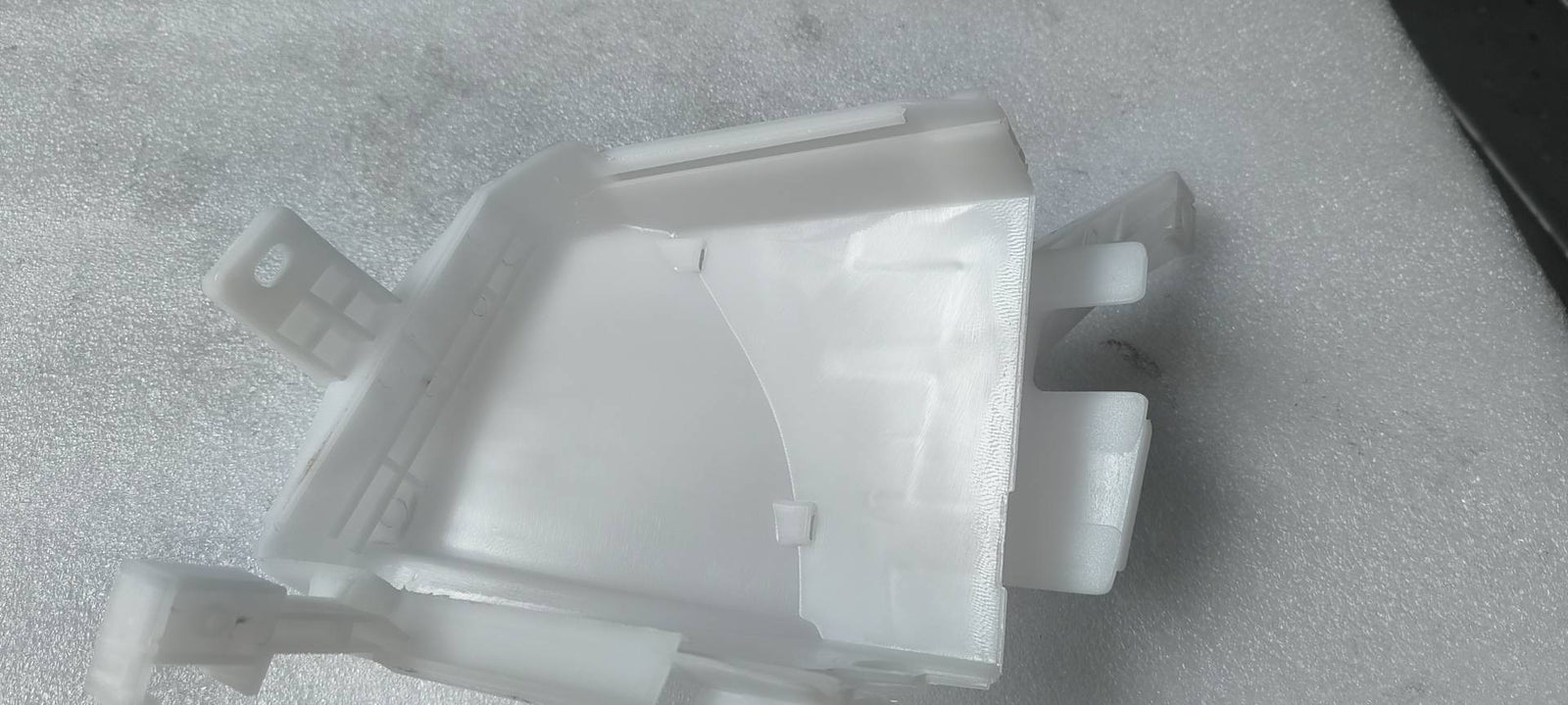 ya 5 8.7 Fuse Box Mount Bracket for Nissan 284B9-EW000 284B9EW000
