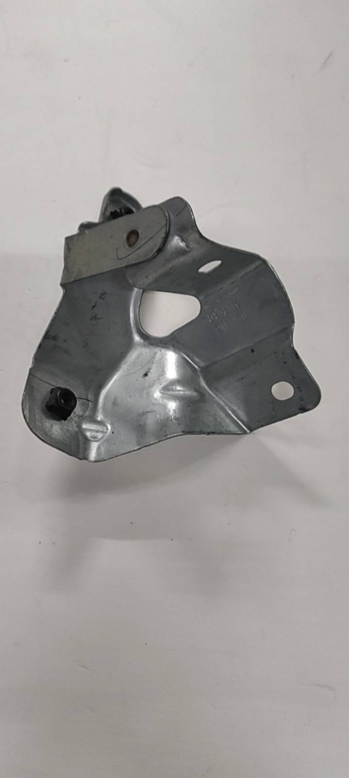 ya 7 6.10.3 Front Fender Bracket 26696594