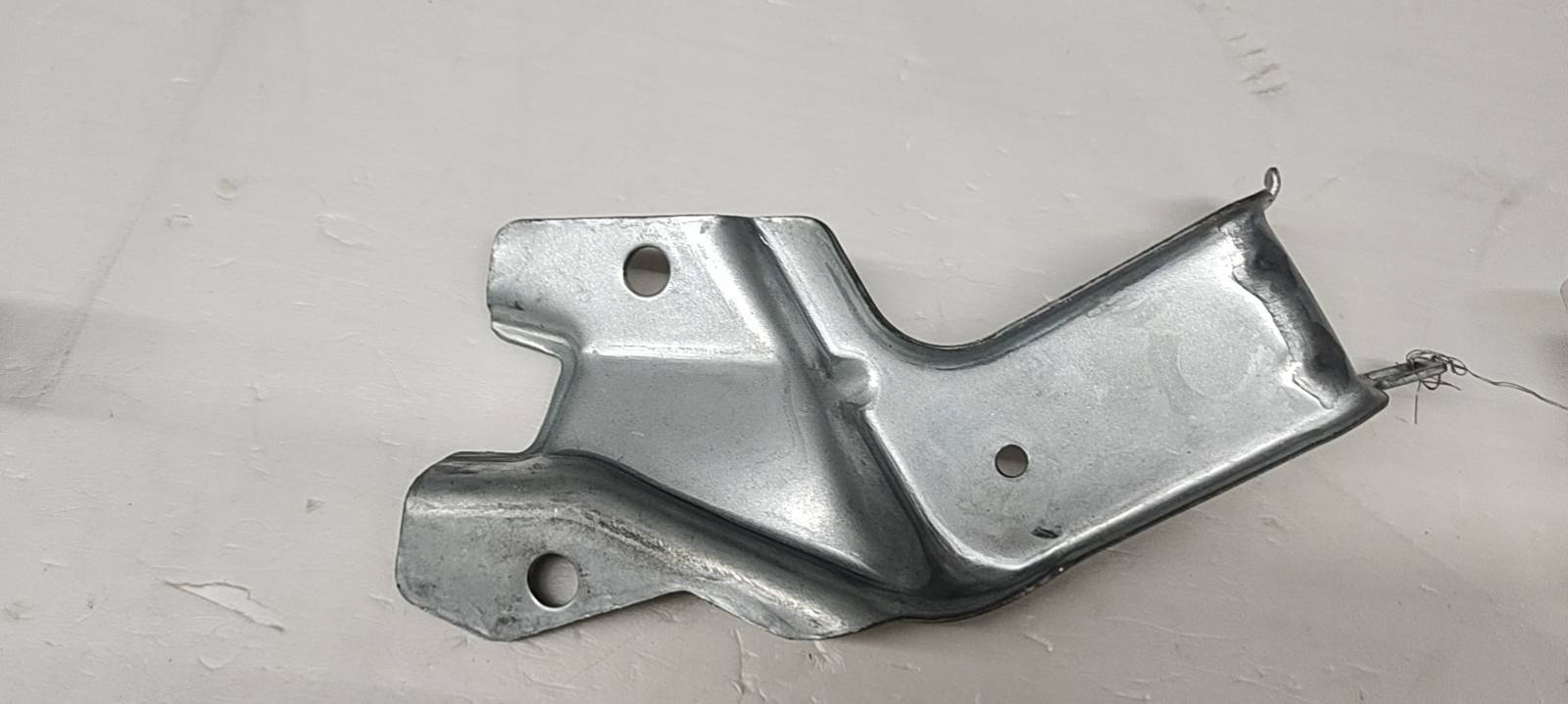 ya 5 8.7 Front Driver Side Base Fender Bracket 13224241